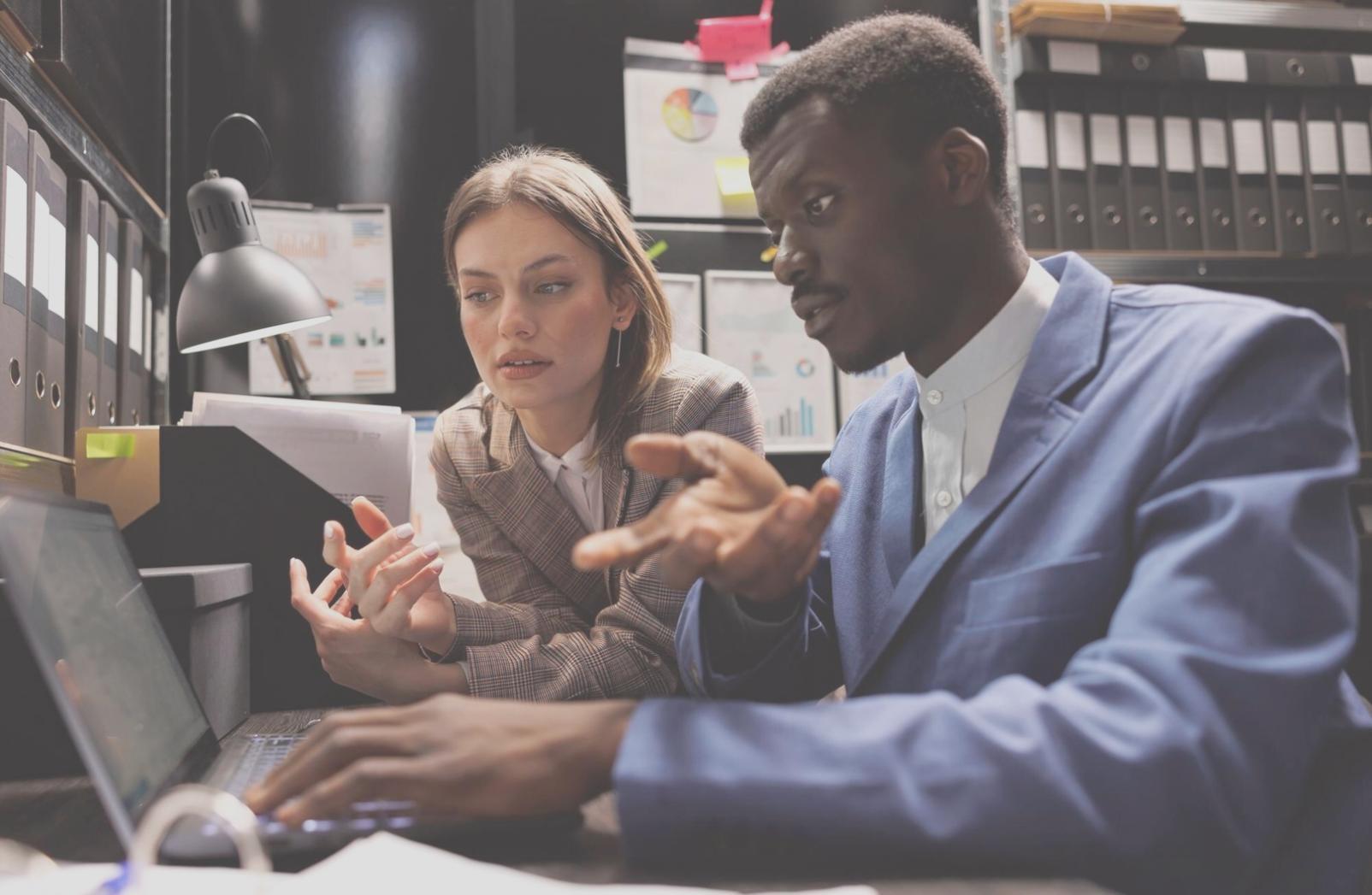 Gründer bei der praktischen Anwendung von Finanzstrategien im Arbeitsumfeld