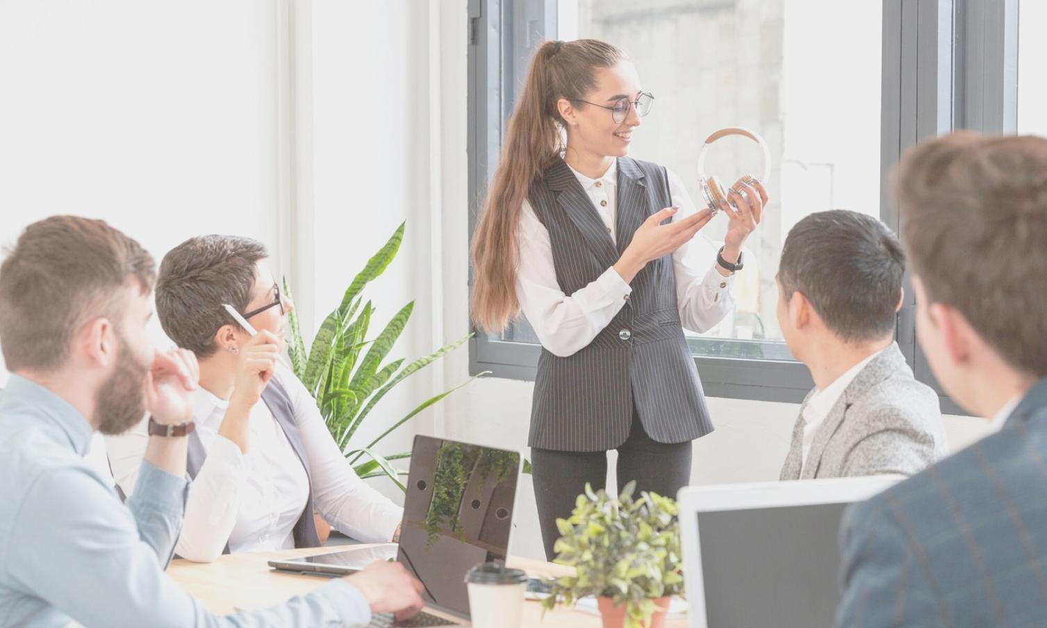 Teilnehmende arbeiten gemeinsam an Finanzplänen